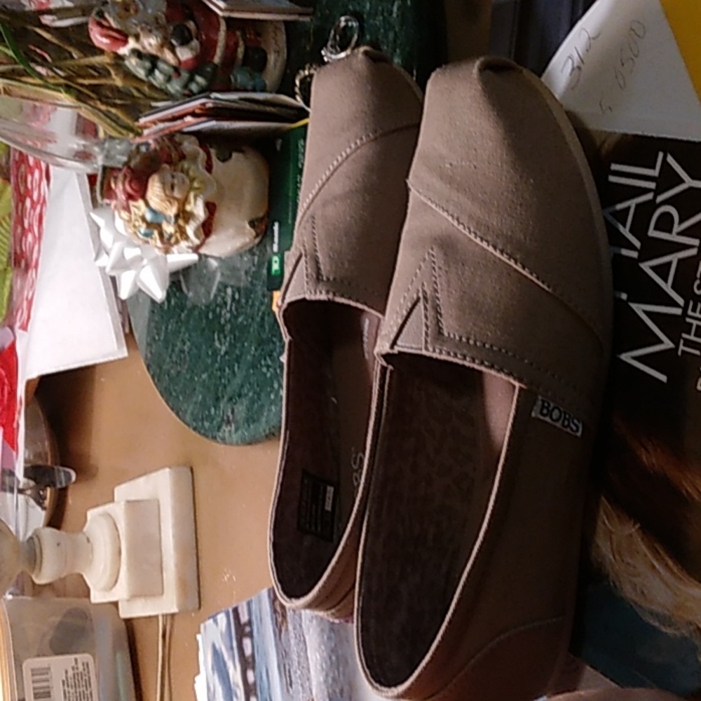 Bob's by sketchers size 8